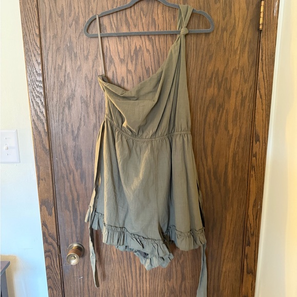 ✨NWT Olive Green One-Shoulder Romper - Picture 7 of 10